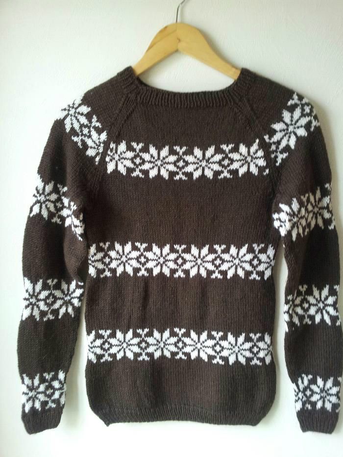 Stjerne-sweater strikket i 100% blød uld. 