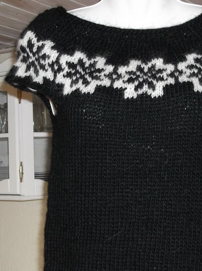 Vest strikket i LéttLopi 100% islandsk uld.
Strikkes i de farver du ønsker