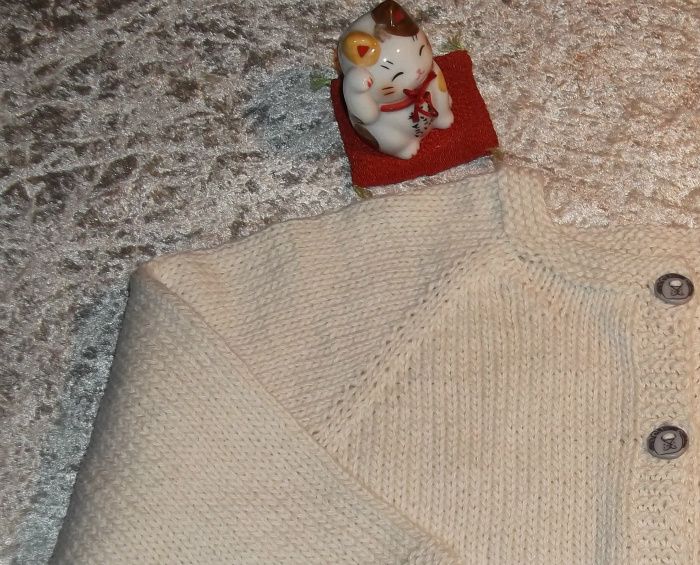 Baby-trøje strikket i økologisk fair trade bomuld.
Til salg hos Sjæl og Sans i Præstø.