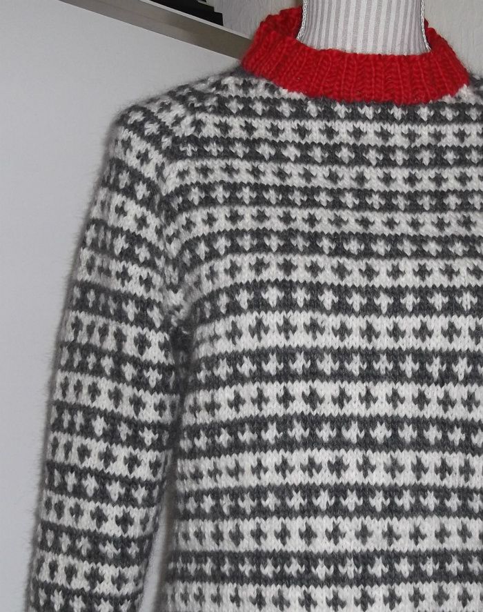 Sweater med raglanærmer og mønster. Strikket i Inca Wool 100% uld.
Strikkes på bestilling.