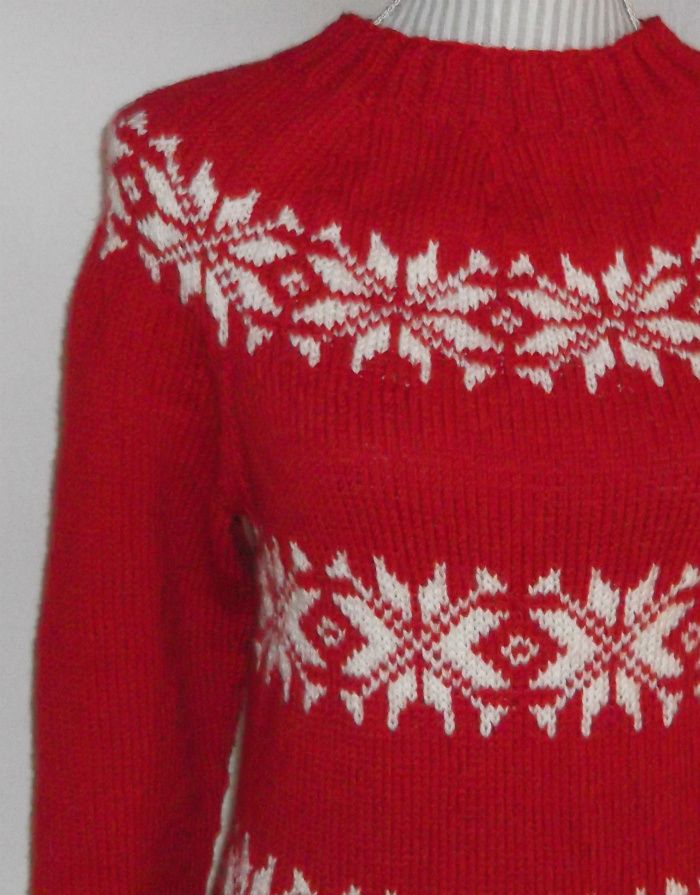 Skøn sweater i 100% uld der ikke kradser.
Strikkes på bestilling i de farver du måtte ønske.