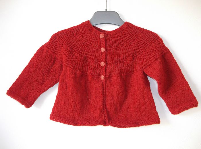 SOLGT!
Baby trøje str.6-12 mdr.
Denne model strikkes på bestilling både uld/lammeuld, alpakka og bomuld efter ønske.