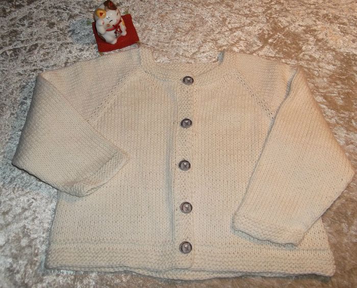 Baby-trøje strikket i økologisk fair trade bomuld.
Til salg hos Sjæl og Sans i Præstø.