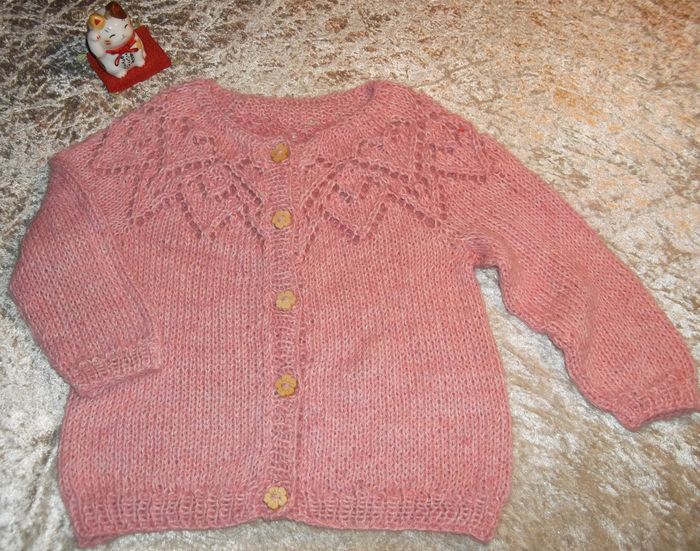 Hjerte-trøje strikket i blød alpakka-uld.
Str. 1 år.
Denne model er solgt men kan bestilles.