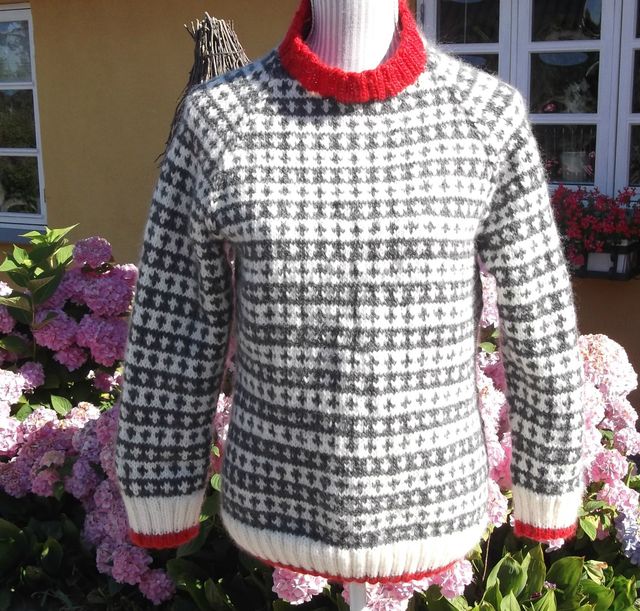 Sweater med raglanærmer i klassisk mønster.
Denne model er strikket i 100% Inca Wool
Strikkes på bestilling.