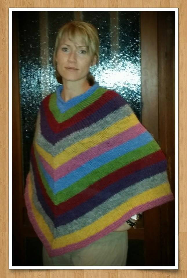 Poncho strikket i Islandsk garn Lett Lopi 100% uld.
Strikkes på bestilling efter dine farve-ønsker