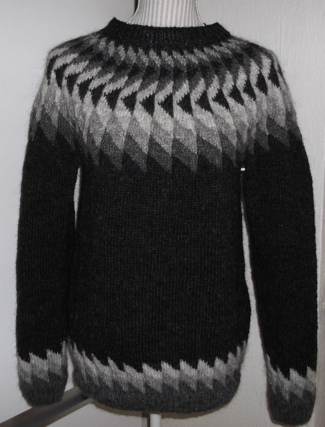 Jón islandsk herre-sweater strikkes i Létt-Lopi 100% islandsk uld.
Strikkes på bestilling i str. XS til XXL