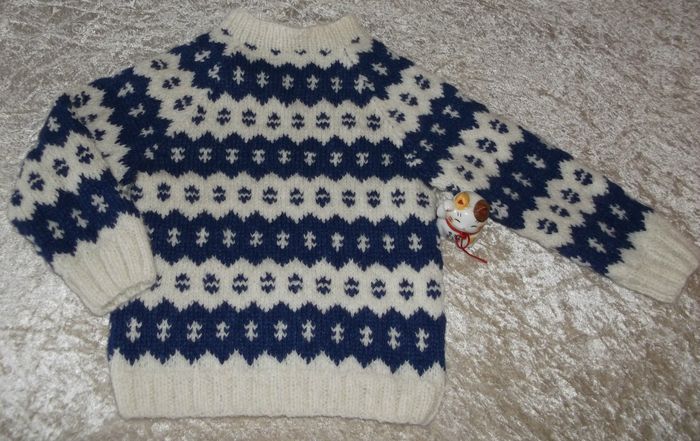 SOLGT!
Færøsk sweater str. 18/24 mdr. strikket i Baby alpakka. blød og lækker.
Strikkes på bestilling.