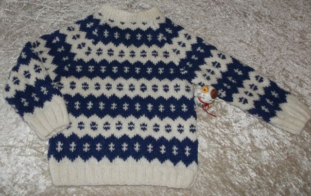 Færøsk sweater i str. 18/24 mdr. strikket i baby-alpakka (SOLGT)
Denne klassiske sweater strikkes på bestilling op til XL