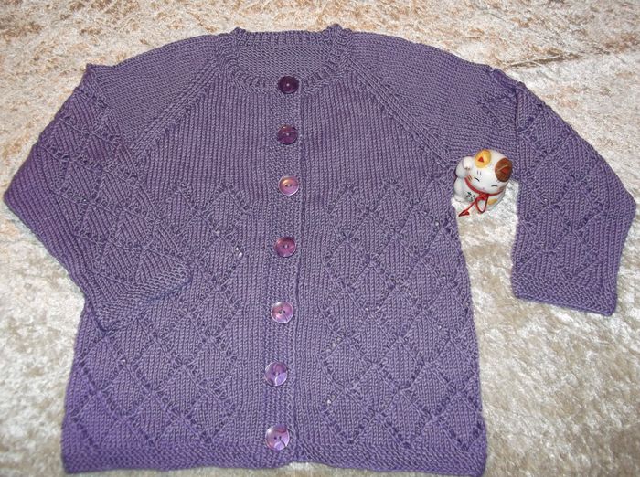 Pige trøje strikket i 100% bomuld. SOLGT! men strikkes på bestilling. Henv. irene@strikken.dk
garnet findes i et væld af farver :)