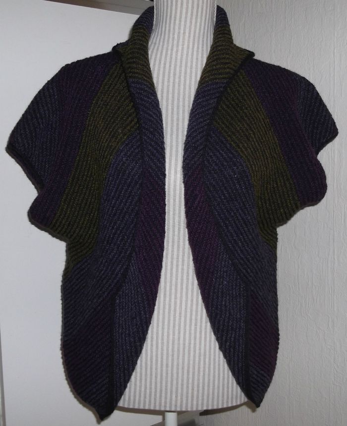 Diagonal strikket vest med kimono ærmer.
100% Shetlandsuld.
Strikkes på bestilling