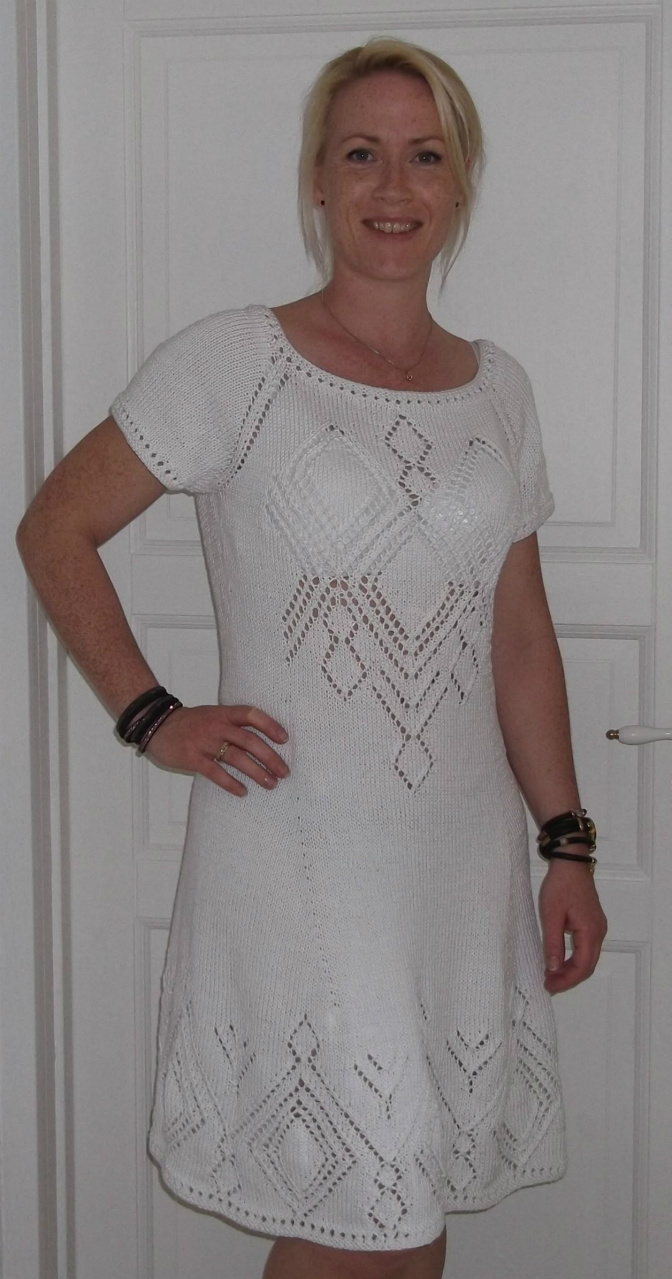 Hvid kjole med hulmønster. 100% bomuld. Str. S/M
Pris kr. 1175.
NY PRIS: 800,00 kr.