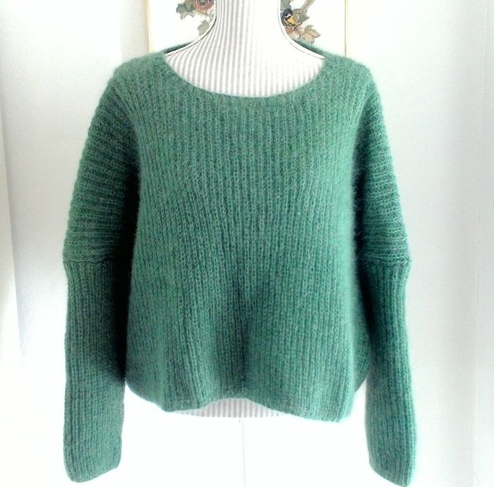 Hipster Sweater str. L/XL strikket i Super Kidmohair. Smuk grøn farve.
Pris kr. 1050,00