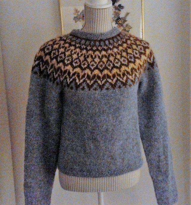 Denne sweater er strikket i LettLopi uld 